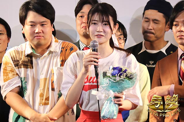 涙を流して感謝を述べる杉浦琴乃